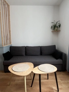 Appartement entièrement rénové et meublé avec cour privative à 300 m de la plage