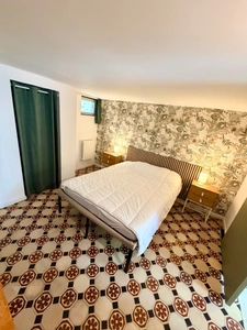 Appartement entièrement rénové et meublé avec cour privative à 300 m de la plage