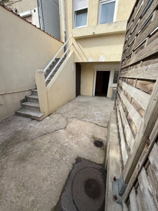 Appartement entièrement rénové et meublé avec cour privative à 300 m de la plage