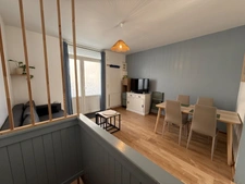 Appartement entièrement rénové et meublé avec cour privative à 300 m de la plage