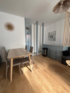 Appartement entièrement rénové et meublé avec cour privative à 300 m de la plage