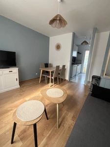 Appartement entièrement rénové et meublé avec cour privative à 300 m de la plage