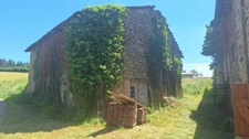 Maison à rénover avec grange en pierre, source et 7 000 m² de terrain - Saint Gervais Sous Meymont (63)