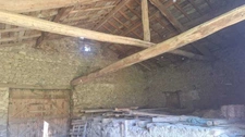 Maison à rénover avec grange en pierre, source et 7 000 m² de terrain - Saint Gervais Sous Meymont (63)