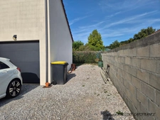 Maison récente de plain-pied, 3 chambres, garage et terrain clos à Berenx
