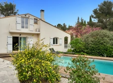 Bright 5-room house of 142 m² in the heart of Nîmes, sought-after area – Calm and open view