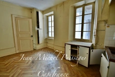 Dpt Haute Garonne (31), à vendre SAINT BEAT Immeuble  2 Locaux professionnels + 7 Appartements + Cour
