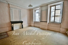 Dpt Haute Garonne (31), à vendre SAINT BEAT Immeuble  2 Locaux professionnels + 7 Appartements + Cour