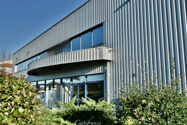 A louer à SAINT GAUDENS (31), Local Commercial et Industiel de 2400m2 Terrain de 3880m2