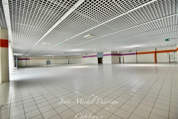 Dpt Haute Garonne (31), à louer Zone Commerciale de SAINT GAUDENS Local commercial 160m2 et Parkings