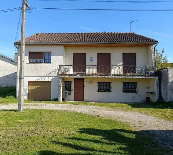 Maison avec sous sol complet - dépendance et terrain à LAHEYCOURT