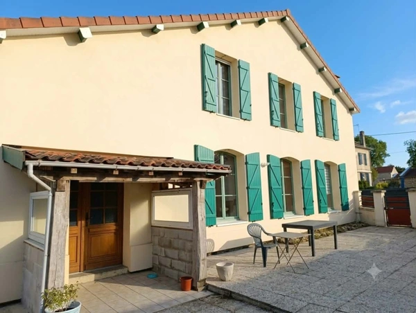 Maison de 128 m2 avec beaux volumes, jardin et dépendances