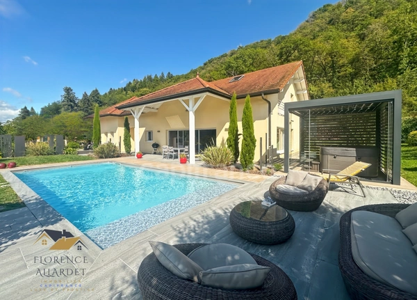 VILLA CONTEMPORAINE ENTRE ANNECY, GENÈVE ET AIX-LES-BAINS – VOLUMES D’EXCEPTION & ESPRIT RESORT PRIVÉ