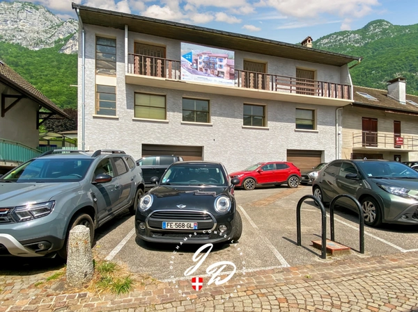Un joyau au cœur de Veyrier-du-Lac 💎 — Appartement T4 d’exception de 94 m² avec vue sur les toits et échappée sur le lac d’Annecy🌟