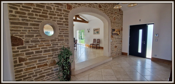 Maison à vendre 8 pièces FEILLENS (01) 295 m² charme, pierre, piscine, garages plain-pied, atypique