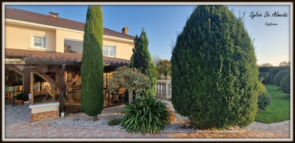Maison à vendre 6 pièces BAGE LA VILLE (01)206 m², piscine, vue dégagée campagne et monts Mâcon, véranda, cave, terrain 3000 m²