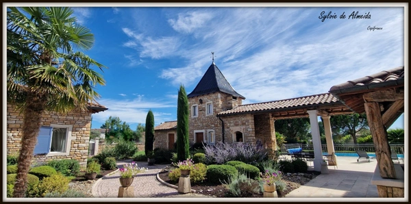 Maison à vendre 8 pièces FEILLENS (01) 295 m² charme, pierre, piscine, garages plain-pied, atypique