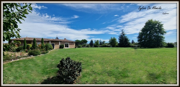 Maison à vendre 8 pièces FEILLENS (01) 295 m² charme, pierre, piscine, garages plain-pied, atypique