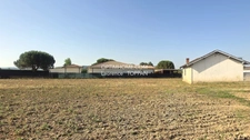 Terrain plat avec dépendance à Villeneuve sur Lot 