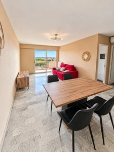 VALLAURIS – GOLFE-JUAN | ÉLÉGANT 2 PIÈCES DE 50 M² AVEC TERRASSE DE 12 M², VUE MER ET MONTAGNE