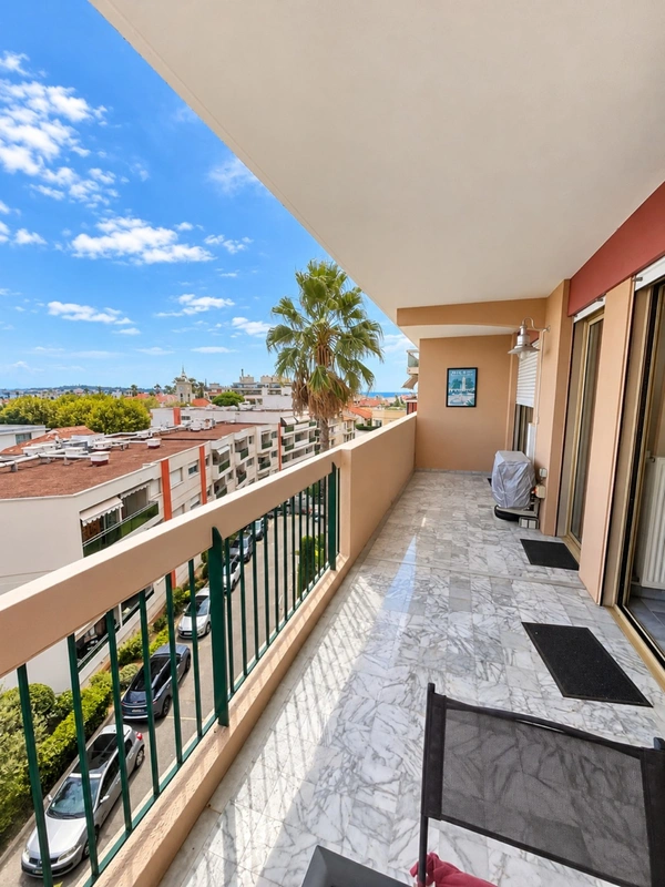 VALLAURIS – GOLFE-JUAN | ÉLÉGANT 2 PIÈCES DE 50 M² AVEC TERRASSE DE 12 M², VUE MER ET MONTAGNE