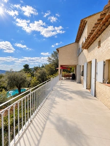 SAINT-JEANNET – Propriété de caractère avec piscine, oliveraie et aperçu mer