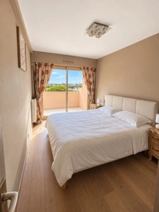 VALLAURIS – GOLFE-JUAN | ÉLÉGANT 2 PIÈCES DE 50 M² AVEC TERRASSE DE 12 M², VUE MER ET MONTAGNE