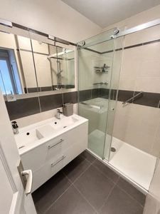 VALLAURIS – GOLFE-JUAN | ÉLÉGANT 2 PIÈCES DE 50 M² AVEC TERRASSE DE 12 M², VUE MER ET MONTAGNE