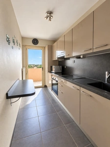 VALLAURIS – GOLFE-JUAN | ÉLÉGANT 2 PIÈCES DE 50 M² AVEC TERRASSE DE 12 M², VUE MER ET MONTAGNE