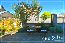 Maison de plain-pied type loft avec jardin paysagé, garage et fort potentiel – Culan