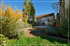 Maison de plain-pied type loft avec jardin paysagé, garage et fort potentiel – Culan