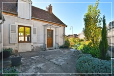 Maison de plain-pied type loft avec jardin paysagé, garage et fort potentiel – Culan