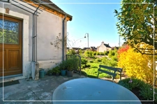 Maison de plain-pied type loft avec jardin paysagé, garage et fort potentiel – Culan