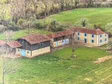Maison Gasconne et plusieurs dépendances, vue Pyrénées, 