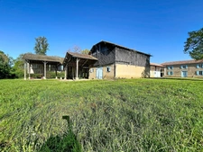 Maison Gasconne et plusieurs dépendances, vue Pyrénées, 
