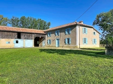 Maison Gasconne et plusieurs dépendances, vue Pyrénées, 