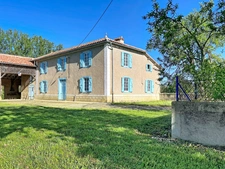 Maison Gasconne et plusieurs dépendances, vue Pyrénées, 