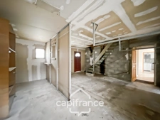 Maison à rénover avec grand terrain 