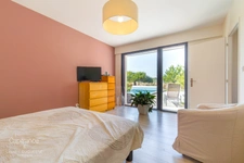 MAISON D’ARCHITECTE DE PLAIN-PIED AVEC PISCINE ET VUE DÉGAGÉE