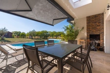 MAISON D’ARCHITECTE DE PLAIN-PIED AVEC PISCINE ET VUE DÉGAGÉE
