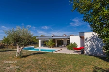 MAISON D’ARCHITECTE DE PLAIN-PIED AVEC PISCINE ET VUE DÉGAGÉE