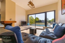 MAISON D’ARCHITECTE DE PLAIN-PIED AVEC PISCINE ET VUE DÉGAGÉE
