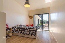 MAISON D’ARCHITECTE DE PLAIN-PIED AVEC PISCINE ET VUE DÉGAGÉE