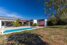 MAISON D’ARCHITECTE DE PLAIN-PIED AVEC PISCINE ET VUE DÉGAGÉE