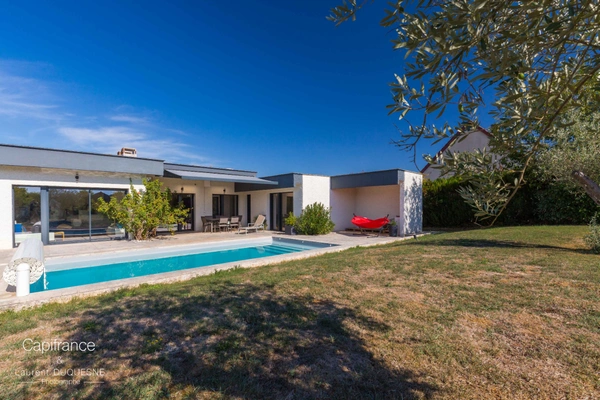 MAISON D’ARCHITECTE DE PLAIN-PIED AVEC PISCINE ET VUE DÉGAGÉE