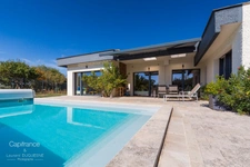 MAISON D’ARCHITECTE DE PLAIN-PIED AVEC PISCINE ET VUE DÉGAGÉE