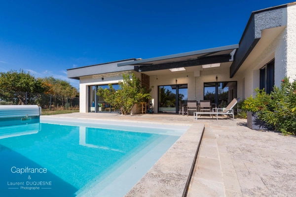 MAISON D’ARCHITECTE DE PLAIN-PIED AVEC PISCINE ET VUE DÉGAGÉE