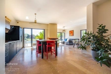 MAISON D’ARCHITECTE DE PLAIN-PIED AVEC PISCINE ET VUE DÉGAGÉE