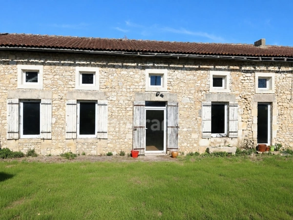 Longère charentaise de caractère avec dépendances et fort potentiel - Saint-Palais-de-Négrignac (17)