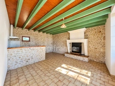 Maison de campagne avec jardin clos et garage indépendant - Brossac (16)
